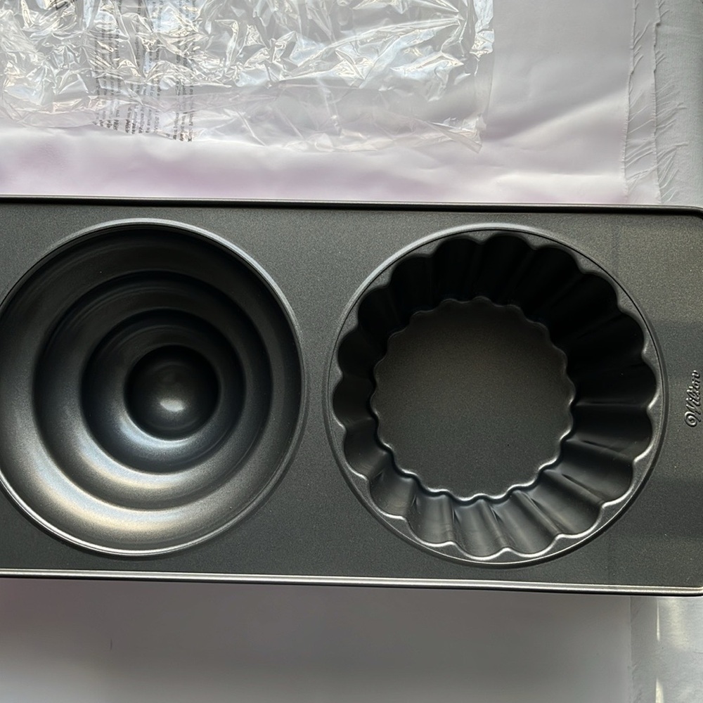 Wilton Jumbo Cupcake Pan - Picture 3 of 5